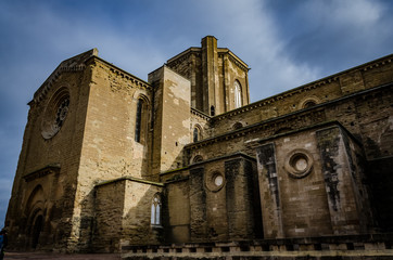 Fototapeta na wymiar fachada de una iglesia catalana