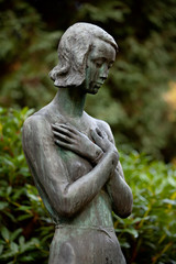 Fototapeta na wymiar Frauenstatue auf einem Friedhof