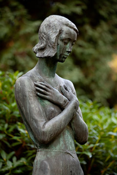 Frauenstatue auf einem Friedhof