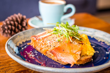 Salmon Scramble Sandwich Creamy scrambled egg, smoked salmon, sliced cheese, caramelised onion & mixed green.