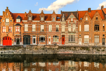 Fototapeta premium Traditional belgian buildings (houses) along the Langerei canal in Bruges, Belgium