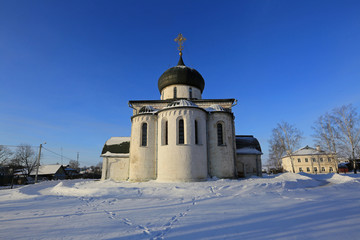 Obraz premium Frosty winter day in Russia. View of the Georgievsky Cathedral in the city of Yuriev-Polsky