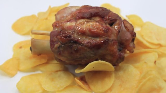 letto di patate con stinco di maiale arrostito