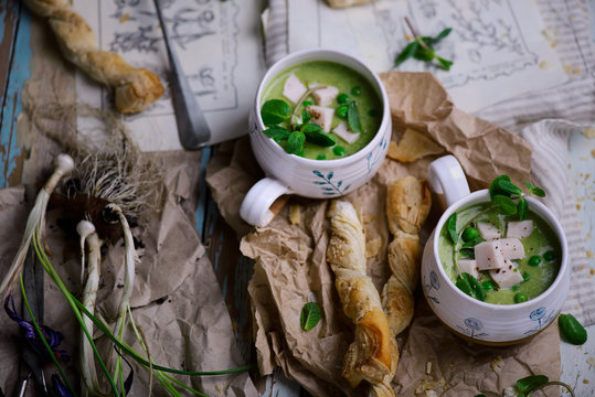 Minted, ham and pea cream soup