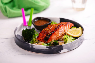 Glazed salmon fillet with broccoli..style hugge