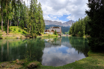 Fototapeta na wymiar lago di Sompunt, Val Badia, Dolomiti