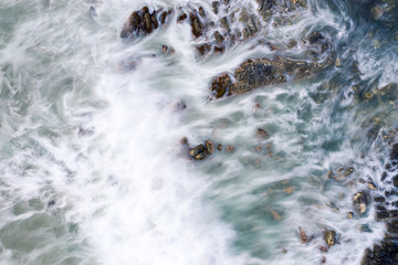 Olas y rocas 16