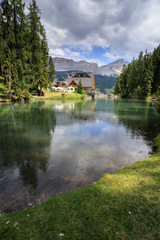 Fototapeta na wymiar lago di Sompunt, Val Badia, Dolomiti
