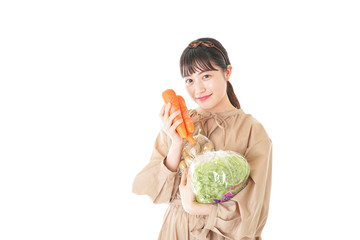 野菜を持つ若い女性