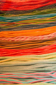 Regaliz de diferentes colores en tiras alargadas