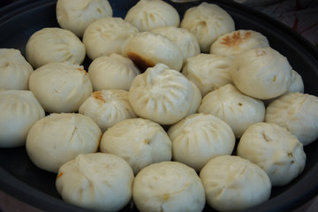 Baozi, comida china, pan relleno de verdura, carne o cerdo. Bollo al vapor