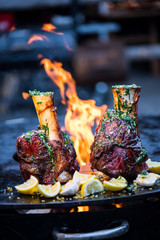 Haxe auf dem outdoor Grill am Feuer