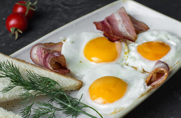 breakfast with eggs and hum 