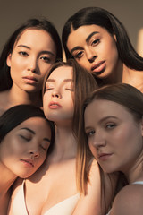 Obraz premium five dreamy multicultural girls posing at camera in sunlight