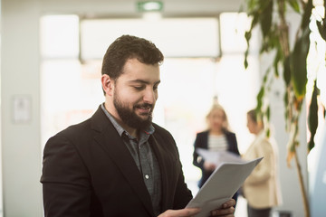 Naklejka premium Bearded suit man posing in office workplace