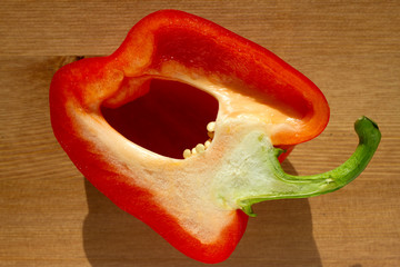 peperone rosso tagliato a metà