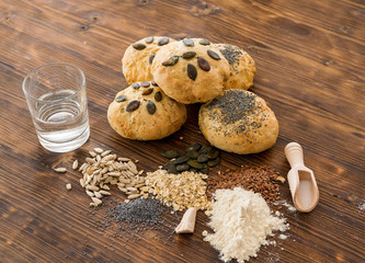 Selbst gebackene Brötchen mit verschiedenen Körnern