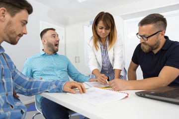 Obraz premium Creative team having business meeting at the office