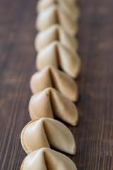 Glückskekse sind in einer Reihe aufgereiht