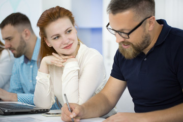Obraz premium Businessman working with his female colleague