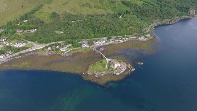 Burg auf Insel in Schotlland Drohnenaufnahme