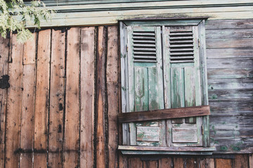Obraz na płótnie Canvas old abandoned wooden house