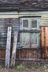 Obraz na płótnie Canvas old abandoned wooden house