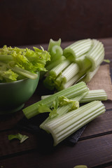 Tallos de apio fresco