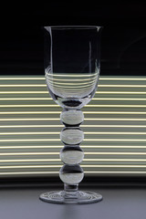 Weinglas mit Glaskugeln stylisch beleuchtet