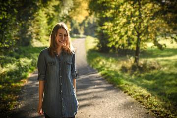 junge Frau lacht bei Spaziergang im Herbst / Work Life Balance