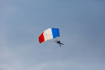 Un parachutiste avec une voile en drapeau français