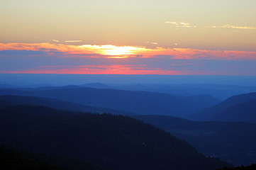 coucher de soleil sur les montagnes vosgiennes depuis le sommet du hohneck
