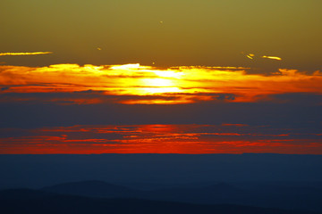 coucher de soleil sur les montagnes vosgiennes depuis le sommet du hohneck