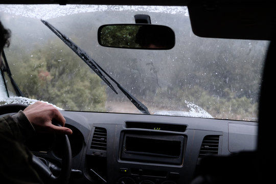 Interior coche con nieve en el parabrisas 03
