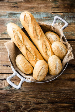 Two baguettes and four rye bread rolls in a pot