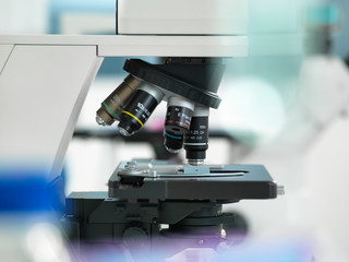 Microscope with a microscope plate in the laboratory