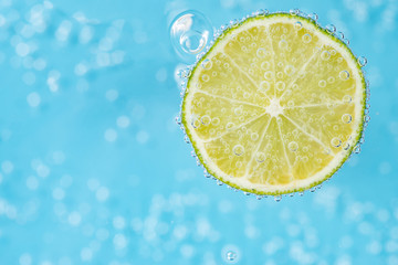 slice of lemon in water
