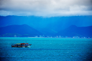 Barco no mar azul