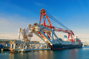 Obraz premium ship for pipeline installation - cranes in port
