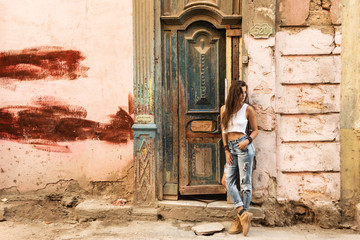 Obraz na płótnie Canvas Sexy woman on the Havana city streets