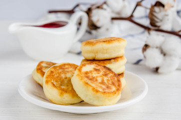 Cheesecakes with strawberry jam