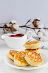 Cheesecakes with strawberry jam
