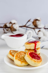 Cheesecakes with strawberry jam