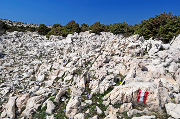 Wanderweg-Markierung am Obzova, Insel Krk, Kroatien