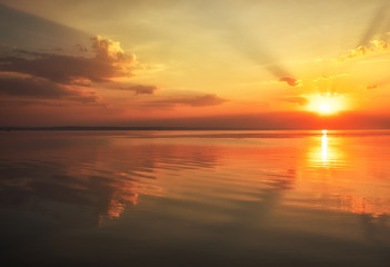 Obraz premium Dramatic sunset sky with clouds over lake. Composition of nature