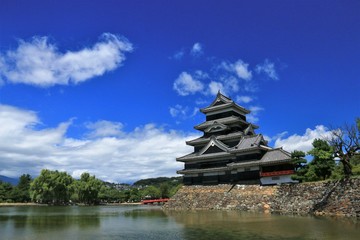 青空に聳える烏城こと　松本城