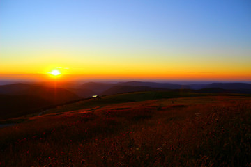 Naklejka na ściany i meble coucher de soleil sur la montagne vosgienne depuis le sommet du hohneck