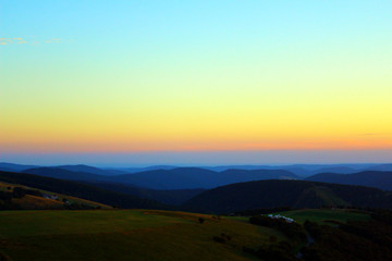 Fototapeta premium coucher de soleil sur la montagne vosgienne depuis le sommet du hohneck