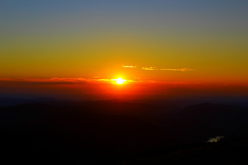 coucher de soleil sur la montagne vosgienne depuis le sommet du hohneck