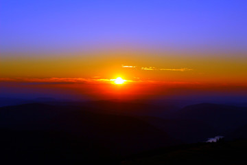 Fototapeta premium coucher de soleil sur la montagne vosgienne depuis le sommet du hohneck